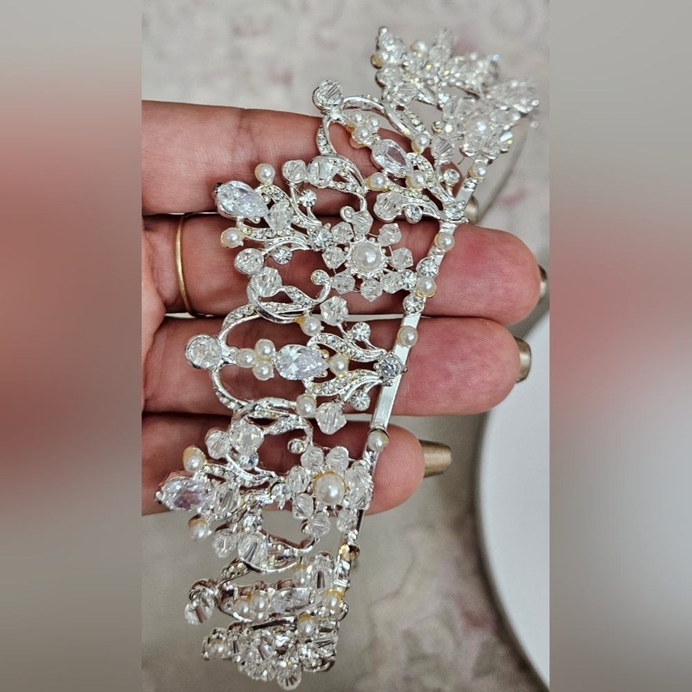 πVintage Inspired Silver Sparkly Tiara with Crystals And Pearlsπ - Picture 12 of 13